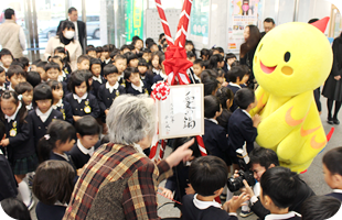 兵庫県庁「愛の鍋」の写真